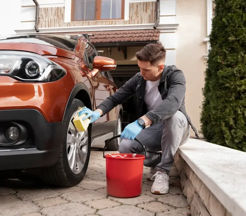 Lavage auto à domicile Thouaré-sur-Loire : professionnel intervenant sur un véhicule
